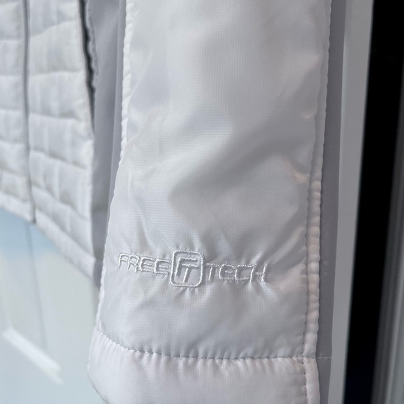 Free Tech lightweight jacket with hood and pockets - Picture 6 of 8